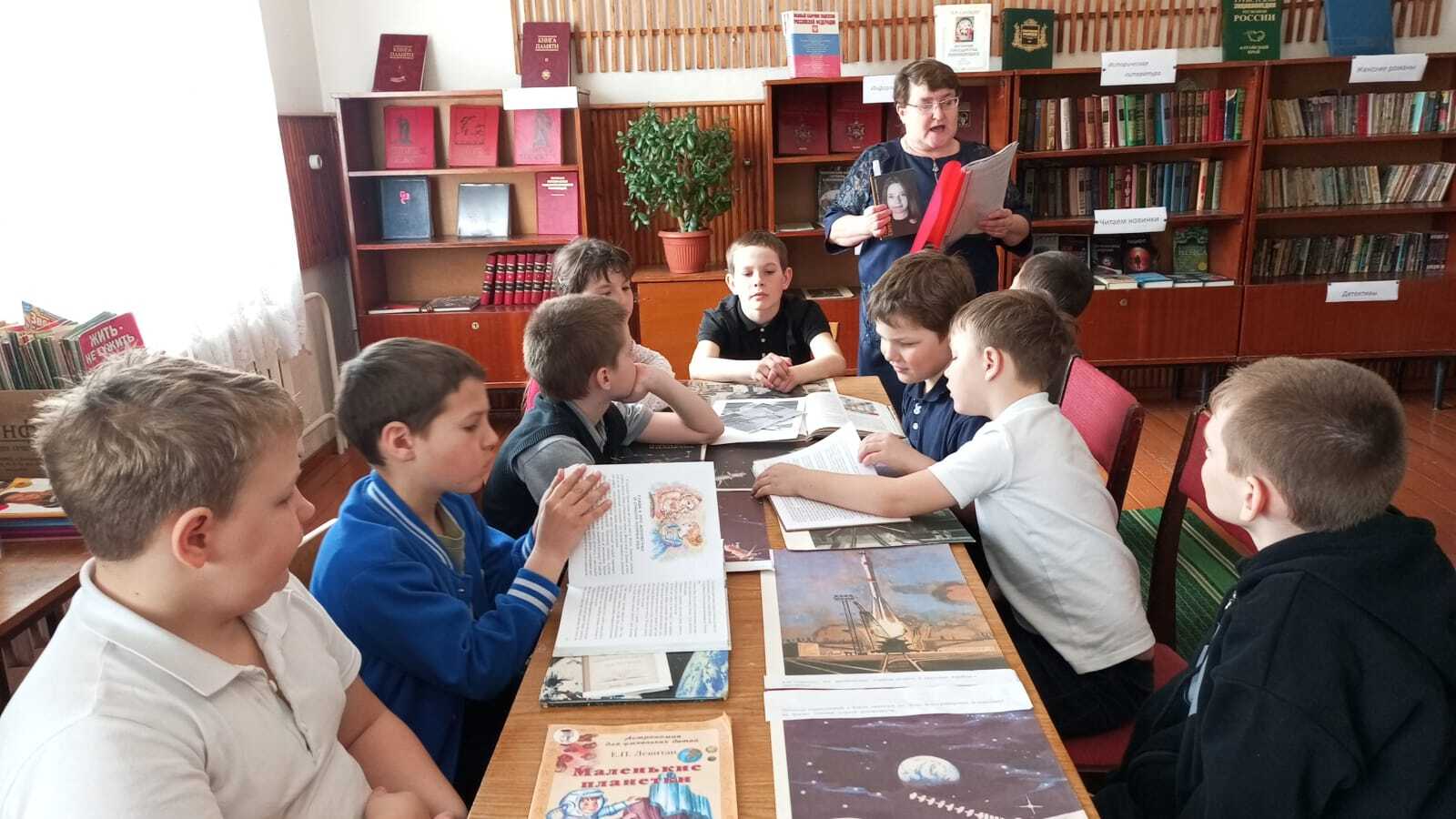 Библиотечный урок &amp;quot;60 лет со дня выхода А.А.Леонова в открытый космос&amp;quot;..